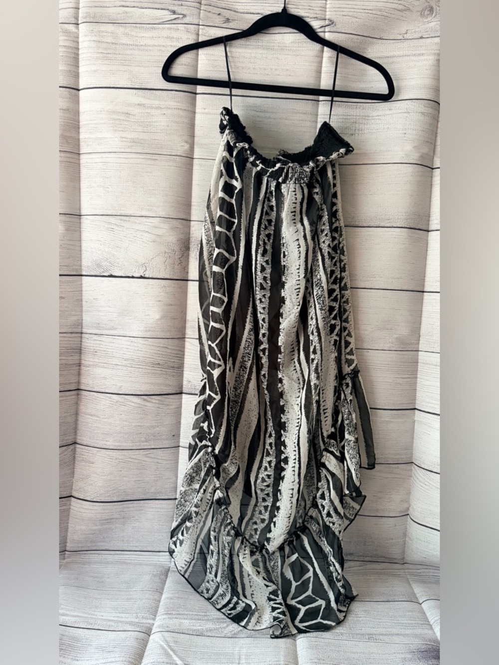 Wet Seal Women’s Black🖤& White 🤍Pattern high low skirt. Size: Small